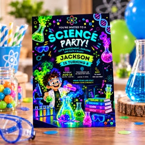 Könnte beinhalten: Eine rechteckige Einladungskarte für eine Wissenschaftsparty mit schwarzem Hintergrund, Neon-Illustrationen von Bechern, Reagenzgläsern, einem Mikroskop und einer Comicfigur im Laborkittel. Der Text lautet 'SCIENCE PARTY' und 'JACKSON IS TURNING 8'.