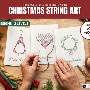 Può includere: Tre cartoline bianche con disegni natalizi ricamati a filo raffiguranti un albero, un cuore e una ghirlanda con il testo Happy Holidays, Warm wishes e Merry Christmas, accompagnate da filo da ricamo, un ago e forbici.