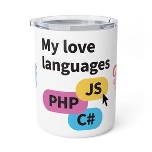 以下が含まれることがあります： 透明な蓋が付いた白いタンブラー。黒い文字で「My love languages」と書かれています。その下には、ピンクの「PHP」、黄色の「JS」、青の「C#」という黒い文字が入った3つのカラフルな角丸長方形と、黒いマウスカーソルが描かれています。