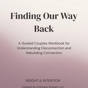 Op de afbeelding: Een werkboek getiteld Finding Our Way Back: A Guided Couples Workbook for Understanding Disconnection and Rebuilding Connection. De kaft heeft een kleurverloop van crème naar mauve met de tekst Insight & Intention.