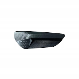 Può includere: Un oggetto geometrico nero e allungato dal design angolare e sfaccettato. La superficie presenta una combinazione di sezioni lisce e opache e aree strutturate con un motivo a tratteggio incrociato, creando un aspetto multi-planare.