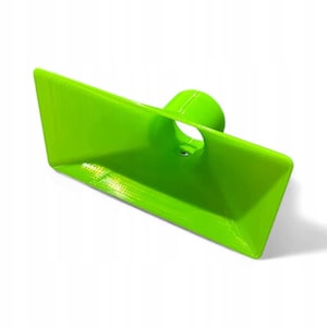 Può includere: Un imbuto verde lime brillante con un'ampia apertura rettangolare che si restringe verso un collo circolare. L'oggetto presenta una superficie liscia e rigida con linee di strato orizzontali visibili, coerenti con le tecniche di stampa 3D.