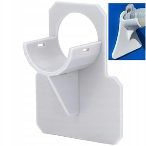 Può includere: Un supporto da parete in plastica bianca con una base rettangolare piatta e una culla semicircolare progettata per sostenere un oggetto cilindrico. Il supporto include un ritaglio circolare sopra la culla e due piccole fessure rettangolari.