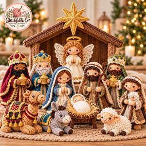 Pode incluir: Um conjunto de presépio em crochê com figuras da sagrada família, três reis magos, um anjo, um camelo, um burro e uma ovelha. As figuras estão dispostas em frente a uma estrutura de estábulo castanha coroada por uma grande estrela amarela.