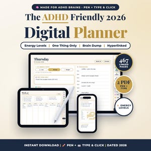 Może przedstawiać: Cyfrowy planer ADHD Friendly 2026 wyświetlony na monitorze komputera, tablecie i smartfonie. Interfejs zawiera sekcje dotyczące poziomów energii, brain dump oraz bloków czasowych. Zawiera 467 powiązanych stron i dwie wersje plików PDF.