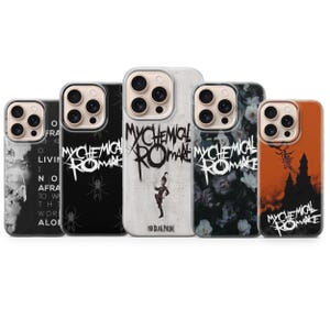 Op de afbeelding: Vijf smartphonehoesjes met My Chemical Romance branding. De ontwerpen bevatten zwart met spinnenmotieven, een witte hoes met een marcherende figuur, een bloemenpatroon en een oranje hoes met een kasteelsilhouet, allemaal met camera-uitsparingen.