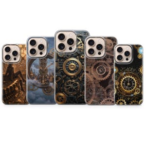 Puede incluir: Cinco fundas para smartphone dispuestas en fila, cada una con intrincados diseños mecánicos de engranajes y relojería en tonos oro, bronce y negro. Los patrones incluyen ruedas dentadas detalladas, esferas de reloj y paisajes urbanos.