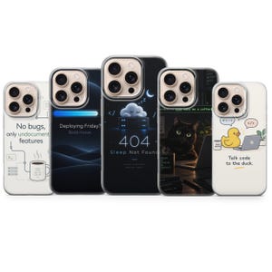 Puede incluir: Cinco fundas para smartphone con varios gráficos y textos de temática tecnológica. Los diseños incluyen una taza de café con 'No bugs, only undocumented features', una barra de carga 'Deploying Friday', una nube '404 Sleep Not Found', un gato y un patito de goma.