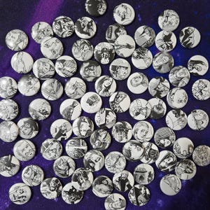 Peut inclure: Une collection de badges ronds en noir et blanc de style bande dessinée. Les badges présentent diverses illustrations de personnes et de scènes. Les badges sont dispersés sur une surface violet foncé.