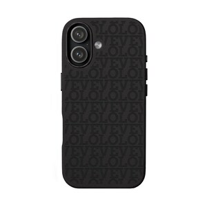 Può includere: Una custodia per smartphone nero opaco caratterizzata da un motivo in rilievo ripetuto della parola LOLOI su tutta la superficie posteriore. La custodia include un ritaglio circolare per un sistema a doppia fotocamera e un piccolo foro per il flash.
