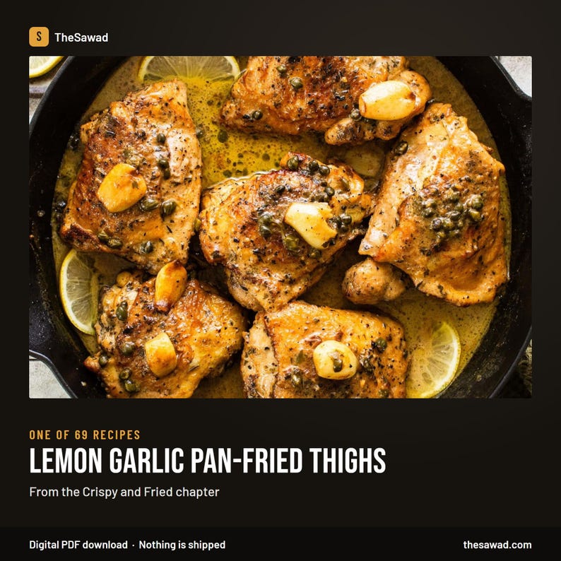 Puede incluir: Una sart&eacute;n de hierro fundido negra que contiene muslos de pollo dorados a la sart&eacute;n, sazonados con alcaparras y dientes de ajo enteros, adornados con rodajas de lim&oacute;n fresco en una salsa sabrosa, etiquetada Lemon Garlic Pan-Fried Thighs, One of 69 Recipes.