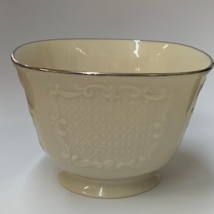 Lenox platinum trim trellis and scroll nut/candy dish
