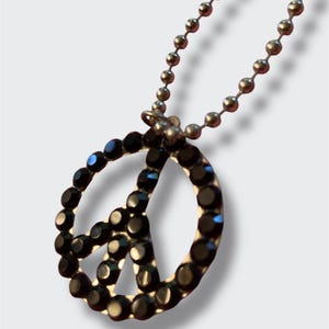 Ciondolo con simbolo della pace in strass nero