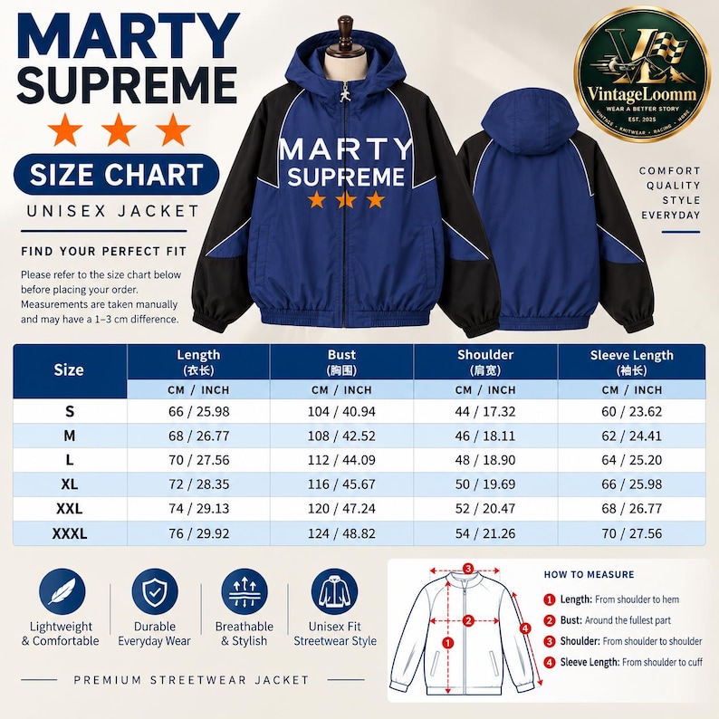 Op de afbeelding: Een blauw met zwarte jas met capuchon, voorzien van de tekst MARTY SUPREME en drie oranje sterren op de borst. De afbeelding bevat een maattabel met afmetingen in centimeters en inches, een meetinstructie en iconen voor productkenmerken.