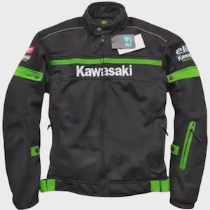 Könnte beinhalten: Eine schwarze Motorradjacke mit leuchtend grünen Querstreifen und dem weißen Kawasaki-Logo auf der Brust. Die Jacke verfügt über einen Stehkragen, einen Frontreißverschluss, verstellbare grüne Riemen an der Taille und Markenaufnäher an den Ärmeln.