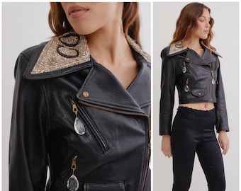Chaqueta biker de piel MOSCHINO vintage de los años 90 / cuello bordado / lentejuelas / cuentas / Colletto / tiradores de cremallera con cristales / corta / Italia