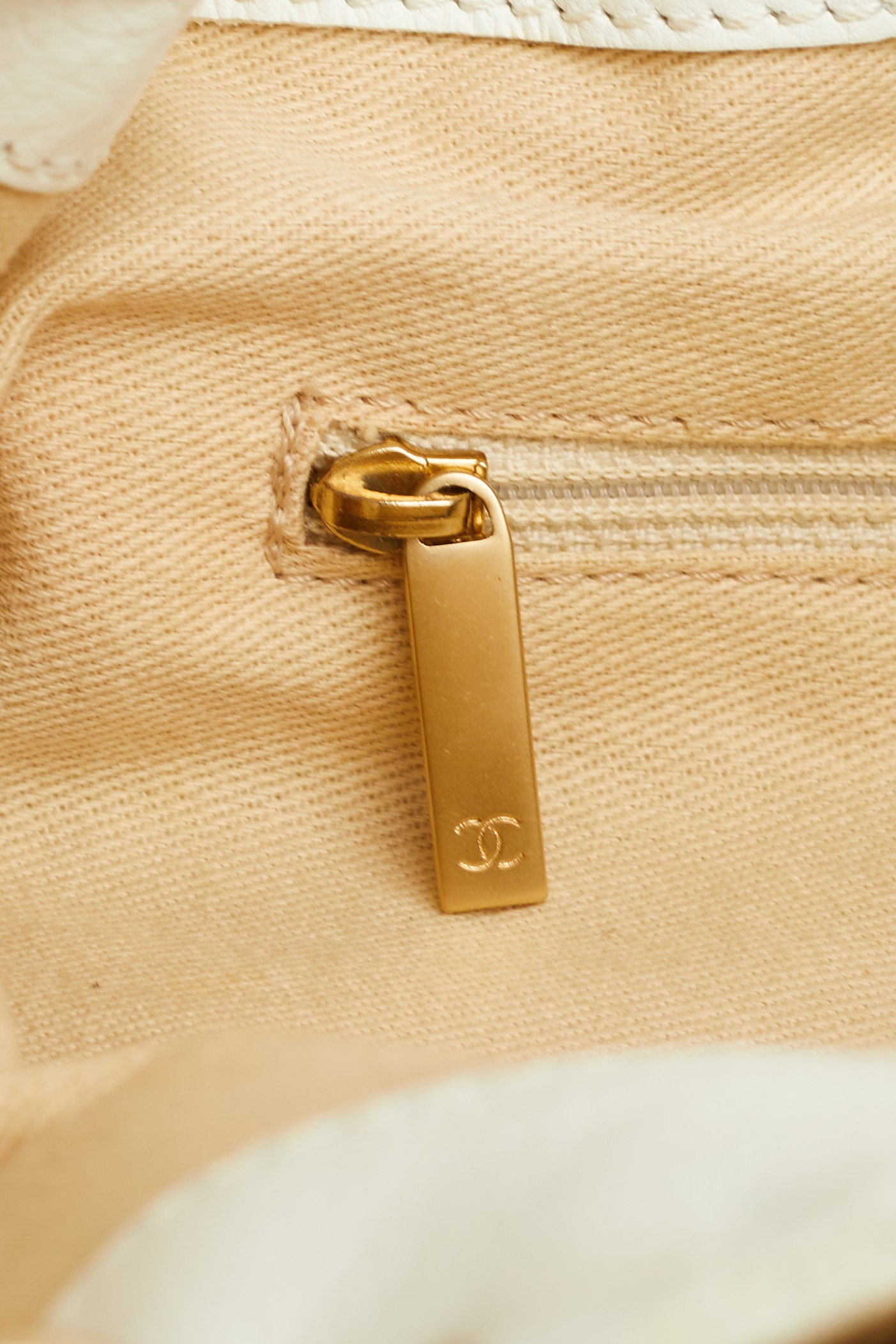 Vintage CHANEL Y2K Olsen Tote Bag / Double CC Logo / Leather
