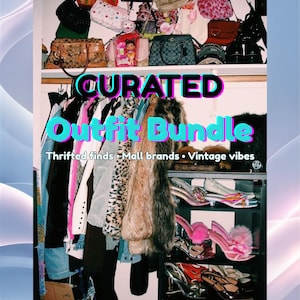 Könnte beinhalten: Eine Schrankpräsentation mit einer Sammlung von Handtaschen, Kleidungsstücken und Schuhen. Der Text CURATED Outfit Bundle Thrifted finds Mall brands Vintage vibes ist eingeblendet. Das Sortiment umfasst verschiedene Taschen, Jacken und Schuhe.