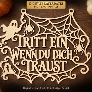 Könnte beinhalten: Ein lasergeschnittenes Holzschild mit Spinnennetz, Geist, zwei Spinnen und einem Grabstein. Der Text lautet "TRITT EIN WENN DU DICH TRAUST". Das Design hat zwei kreisförmige Löcher zum Aufhängen. Es handelt sich um eine digitale Laserdatei.