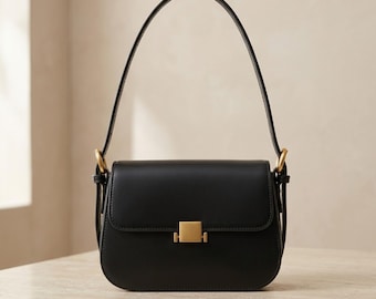 Bolso bandolera de piel auténtica, bolso pequeño con solapa, bolso cruzado con cierre dorado, bolso minimalista, regalo para ella.