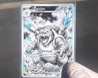 Op de afbeelding: Een Blastoise-verzamelkaart met een zwart-wit illustratie in schetsstijl met blauwe watereffecten. De kaart toont de naam Blastoise, 150 HP en de tekst van de Hydro Pump-aanval in een doorzichtige beschermhoes.