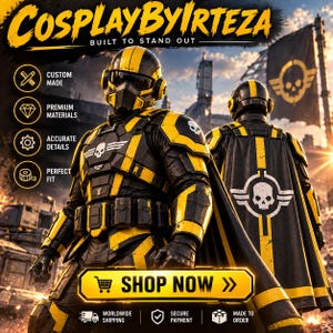 Puede incluir: Un traje de armadura táctica negro y amarillo que incluye un casco con visera oscura, hombreras con emblemas de calavera y una capa con un gran logotipo de calavera y diana. El texto dice CosplayByIrteza, Built To Stand Out y Shop Now.