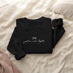 Bluza z napisem „Jeszcze jeden rozdział” | Minimalistyczny haftowany okrągły dekolt
