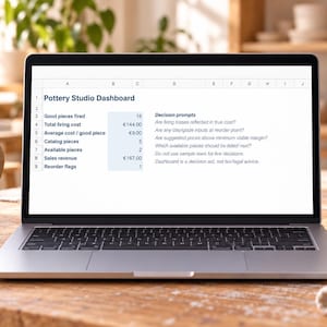 Può includere: Uno schermo di un computer portatile che mostra un foglio di calcolo Pottery Studio Dashboard. I dati includono pezzi cotti, costo totale di cottura, costo medio per pezzo, pezzi a catalogo, pezzi disponibili, ricavi di vendita e suggerimenti.