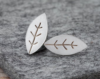 Kleine handgemachte Blatt Ohrstecker