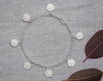 Daisy charm bracelet in silver and 18ct gold