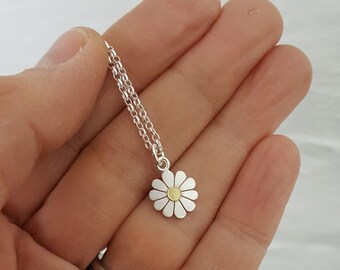 Colar com pingente de margarida em prata e ouro 18 quilates.