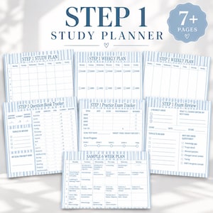 Può includere: Un set di sette pagine di pianificazione dello studio con strisce verticali azzurre e sfondi bianchi. Le pagine includono intestazioni come STEP 1 STUDY PLAN, STEP 1 WEEKLY PLAN, STEP 1 QUESTION BANK TRACKER e STEP 1 EXAM REVIEW.