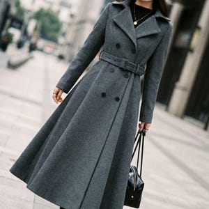 Grauer Wollmantel: Langer zweireihiger Winter-Trenchcoat mit Gürtel, Ylistyle C5345