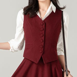 Bordeauxrode wolmix gilet: vintage-geïnspireerd hemd met verstelbaar lusje aan de achterkant, Ylistyle C5370