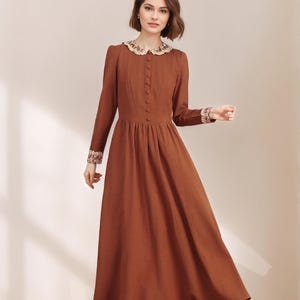 Leinenkleid, Damen Leinen Maxikleid, langes Leinenkleid, Vintage Regal Style Frühlingsrost rotes Leinenkleid mit Spitze, Ylistyle C4736