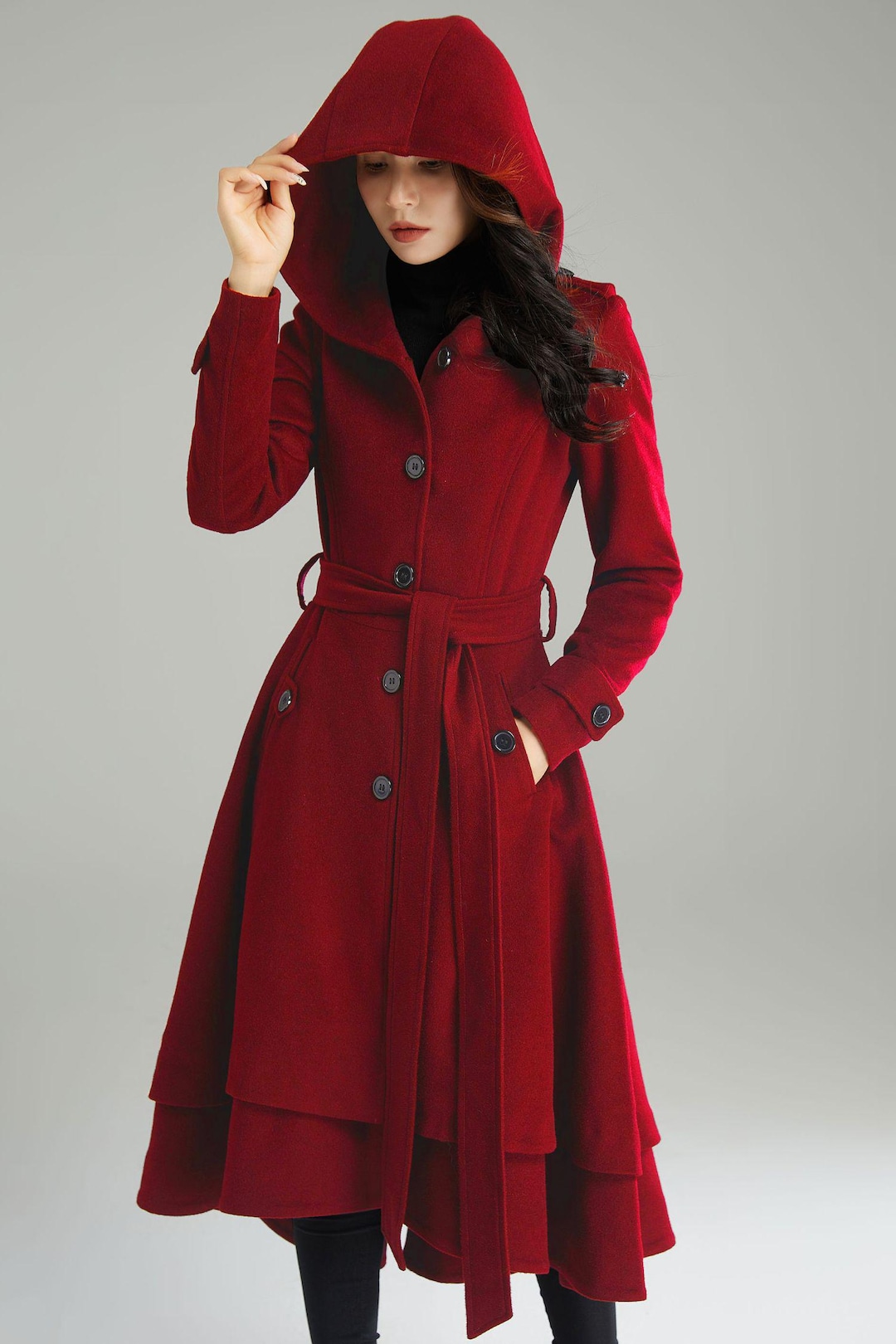 Roter Wollmantel mit Kapuze: Asymmetrischer langer Wintermantel