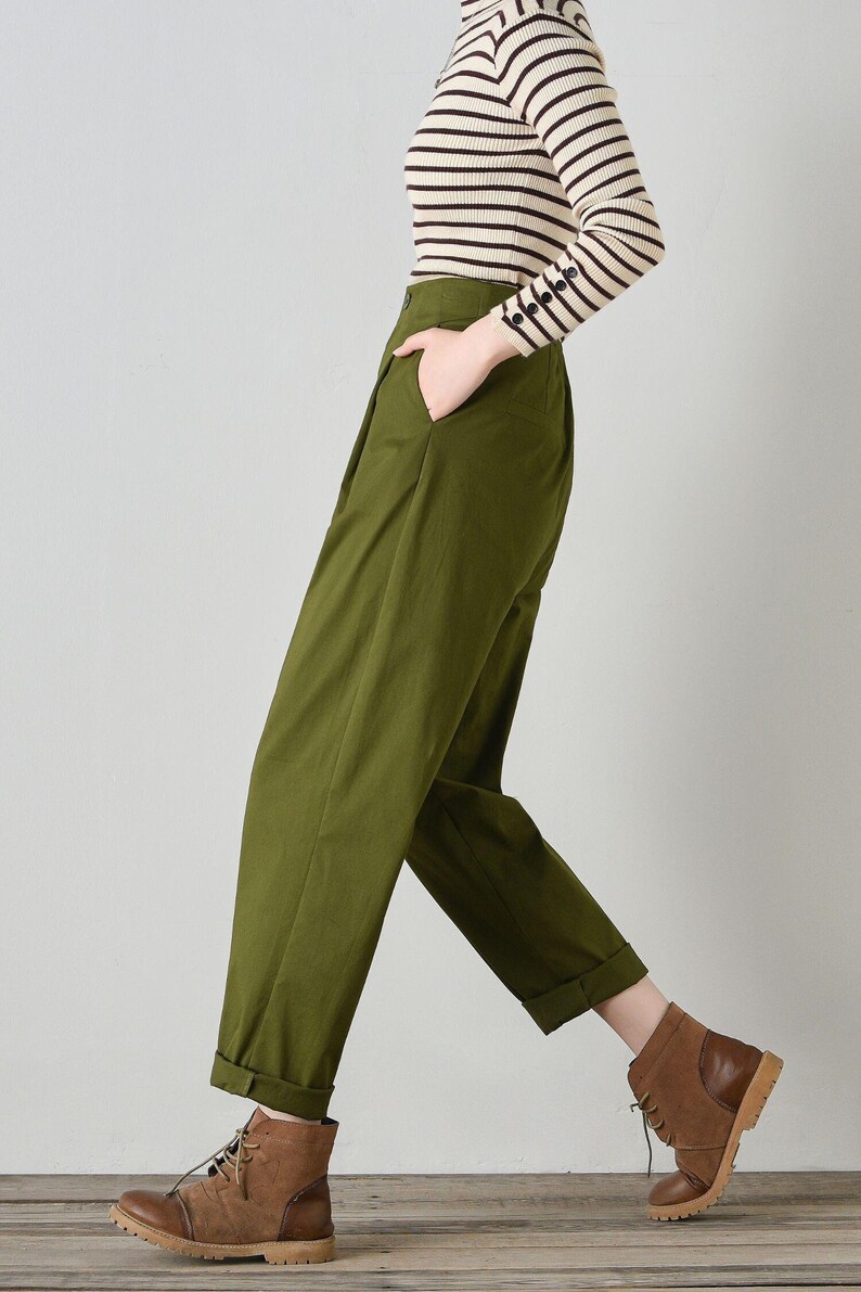 Op de afbeelding: Een olijfgroene broek met hoge taille en een omgeslagen zoom. De broek heeft een ontspannen pasvorm en is gemaakt van een lichtgewicht stof.