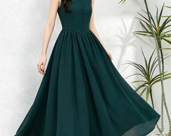 Puede incluir: Un vestido midi de color verde oscuro con escote cuadrado, tirantes anchos y una hilera de botones forrados de tela a juego en el centro del corpiño. La falda es amplia y plisada, llegando hasta la media pantorrilla con un dobladillo.