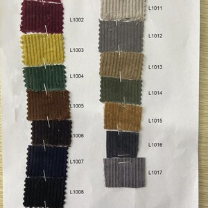 K&ouml;nnte beinhalten: Farbkarte mit 10 verschiedenen Cordstoffproben. Die Proben sind in zwei Spalten angeordnet, mit den Stoffcodes L1001 bis L1009 links und L1010 bis L1017 rechts. Am unteren Rand der Karte steht "L10 Corduroy".