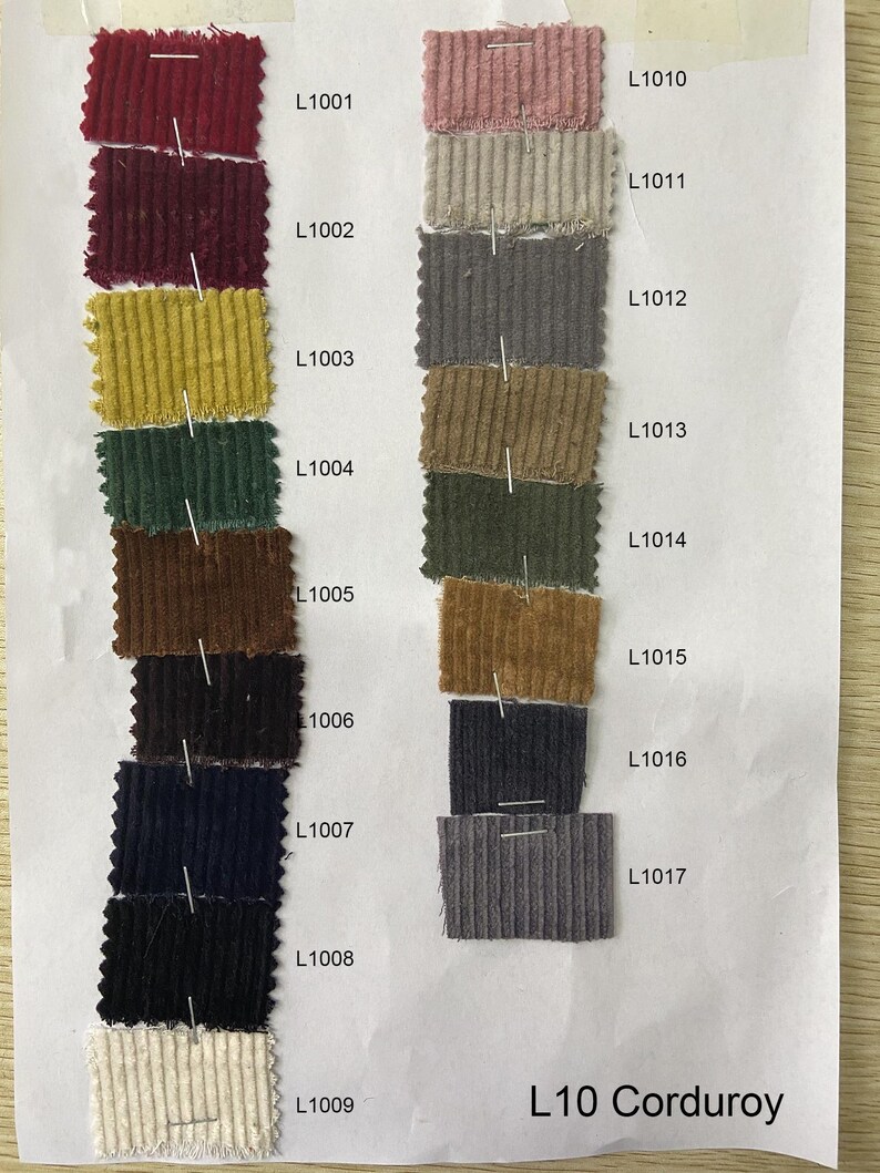 K&ouml;nnte beinhalten: Farbkarte mit 10 verschiedenen Cordstoffproben. Die Proben sind in zwei Spalten angeordnet, mit den Stoffcodes L1001 bis L1009 links und L1010 bis L1017 rechts. Am unteren Rand der Karte steht "L10 Corduroy".