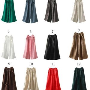 Puede incluir: Doce pares de pantalones de lino de pierna ancha en varios colores, incluyendo verde, azul, gris, beige, blanco, rosa, negro, marr&oacute;n, rojo y verde oscuro. Los pantalones tienen una cintura ancha el&aacute;stica y bolsillos a los lados.