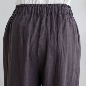 Puede incluir: Pantalones de lino gris oscuro con cintura el&aacute;stica.