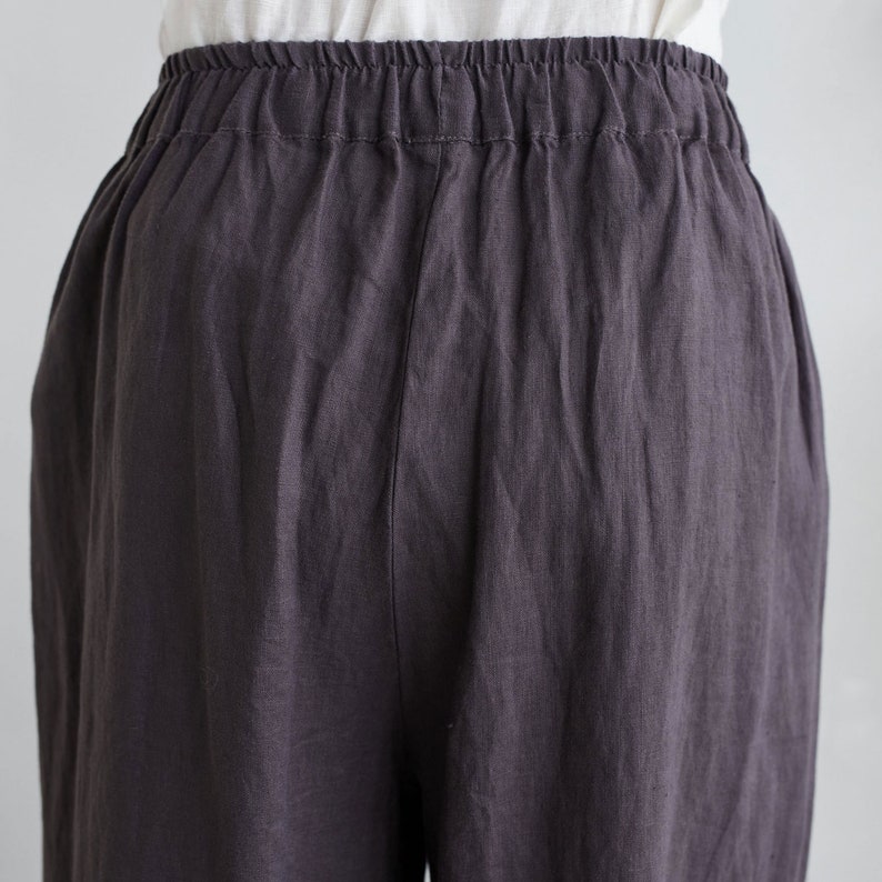 Puede incluir: Pantalones de lino gris oscuro con cintura el&aacute;stica.