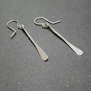 Argento, semplice orecchino pendente