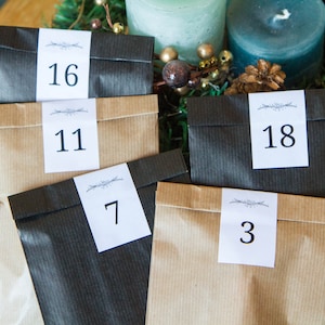 Sachets kraft marron ou noirs avec étiquettes pour le Calendrier de l'Avent
