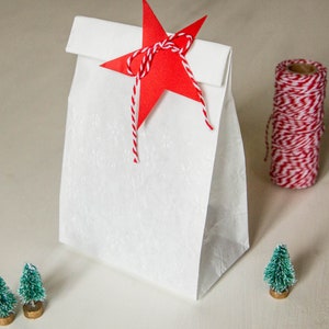 Sacchetti regalo con motivo fiocchi di neve, sacchetti a soffietto per Natale immagine 1