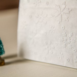 Sacchetti regalo con motivo fiocchi di neve, sacchetti a soffietto per Natale immagine 5