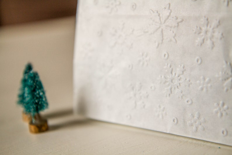Sacchetti regalo con motivo fiocchi di neve, sacchetti a soffietto per Natale immagine 5