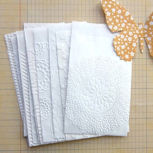 Sachets cadeau papier blanc embossés  lot de 15, différents motifs