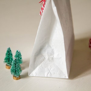 Sacchetti regalo con motivo fiocchi di neve, sacchetti a soffietto per Natale immagine 4